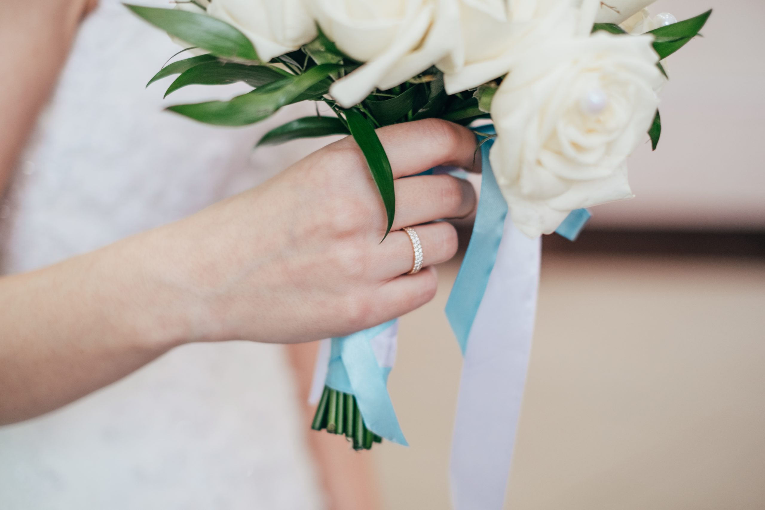 bruid-hand-met-ring-en-bruiloft-boeket_t20_yX6yy9