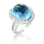 Anello da cocktail di lusso con topazio blu cabochon e diamanti