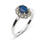 Anello in stile reale con zaffiro blu e diamanti in oro bianco 18 carati