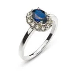 Anello in stile reale con zaffiro blu e diamanti in oro bianco 18 carati