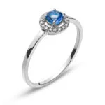 Elegante anello in stile Halo con zaffiro blu e diamanti in oro bianco 18 carati