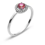 Elegante anello con rubino e diamante stile Halo in oro bianco 18 carati