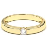 Round brilliant-cut diamond engagement ring sparkling in 18k gold.