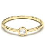 Anello di fidanzamento con diamante a castone in oro 18k