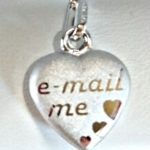 Pendentif coeur en or blanc 750 bombé, partiellement sablé