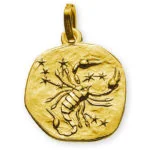 Pendente tondo segno zodiacale Scorpione in oro giallo 750