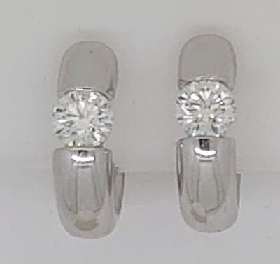 Solitario creoli con incastonatura in oro bianco 750 0,75 ct.