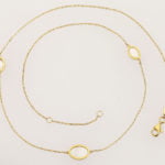 Collier or jaune 750 avec 3 disques de nacre, ovale 45cm