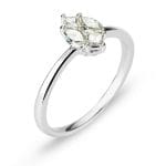 Anello sofisticato con diamanti taglio marquise in oro bianco 18 carati